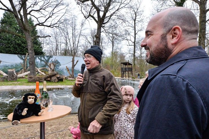 Křtiny mláděte šimpanze učenlivého v plzeňské zoo (fotografie: M. Pecuch) 240328_Krtiny_simpanz_1