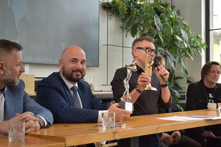 Fotografie z tiskové konference: H. Josefová 240403_Zebrik_2