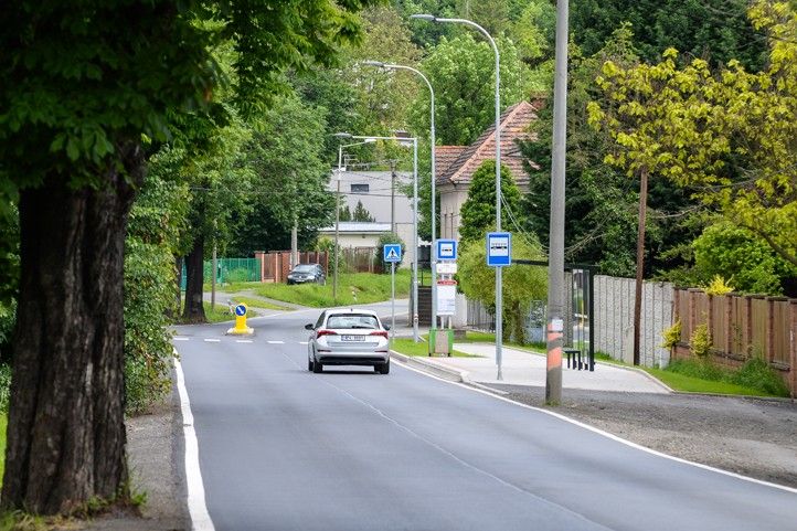 240531_Zastavka_MHD_V_Raji_1