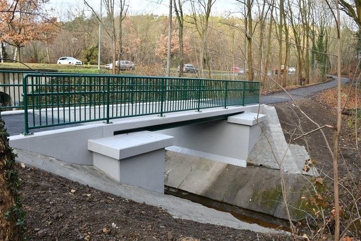 Lávka přes Bolevecký potok po opravě. Fotografie: R. Žáková 241206_lavka_bolevecky_potok_01