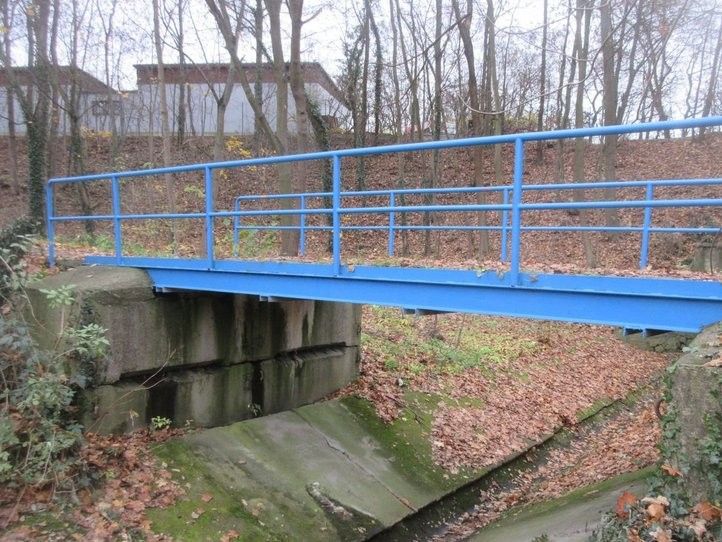 Původní lávka. Fotografie: V. Šašek 241206_lavka_bolevecky_potok_02