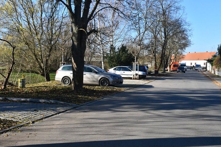 Parkovací místa po úpravách (fotografie: R. Žáková) 241209_Parkovani_Koterov_Po