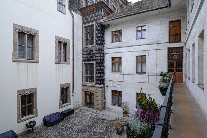 241210_Sgrafita_maly_dvorek_radnice_2