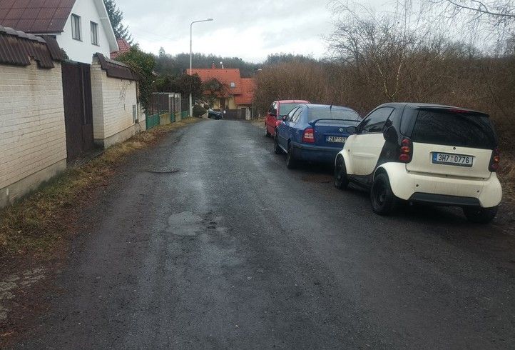 Část ulice Ve Višňovce - před opravou (zdroj foto: Správa veřejného statku města Plzně) 241210_Visnovka_SVS_Pred_1