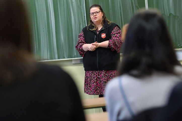 Beseda o bezdomovectví (fotografie: Z. Vaiz) 250402_Bezdomovi_skola_studenti_4