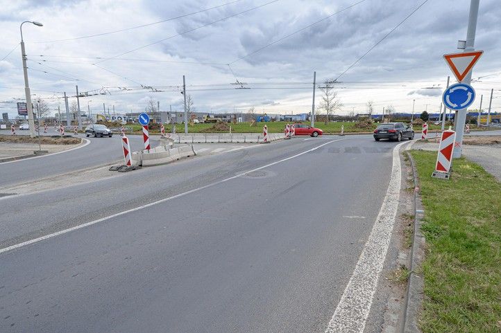 Okružní křižovatka u Makra (ilustrační foto: M. Pecuch) 250408_KO_makro_Regensburska_2