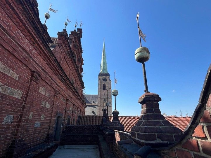 Ilustrační fotografie (zdroj: Plzeň – TURISMUS) 250514_Turista_strecha_radnice