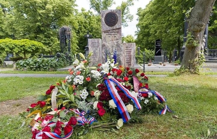 250604_cestny_hrob_marie_uchytilova_04