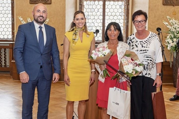 Na snímku zleva primátor Roman Zarzycký, náměstkyně Lucie Kantorová, oceněná Lucie Šudáková a starostka MO Plzeň 1 Ivana Bubeníčková. 250611_lenka_sudakova
