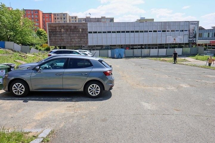 Zahájení stavby parkoviště. Fotografie: P. Eret 250611_parkovaci_dum_atom_06