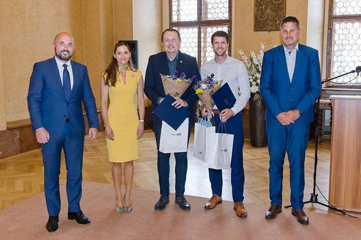 Zástupci České federace potravinových bank a společnosti dm drogerie markt. 250611_potravinova_banka_dm