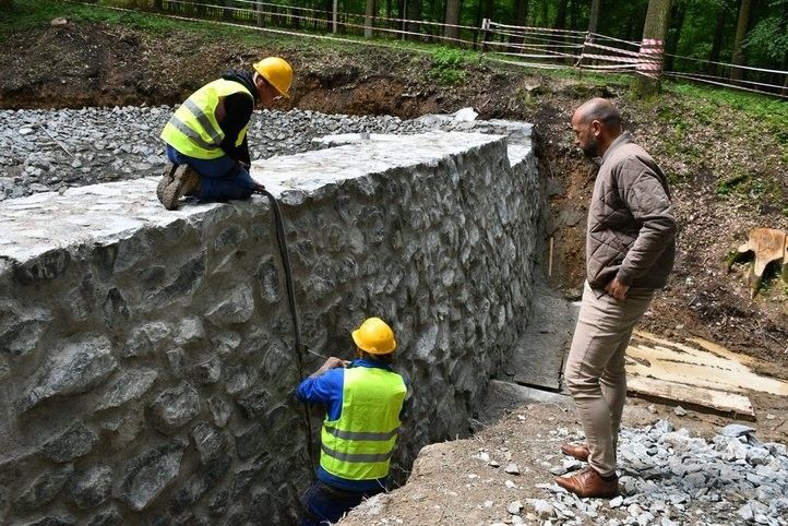 Obnova hráze rybníka v Zábělé. Fotografie: R. Žáková, M. Sekáč 250806_Vodni_Nadrz_Zabela_01