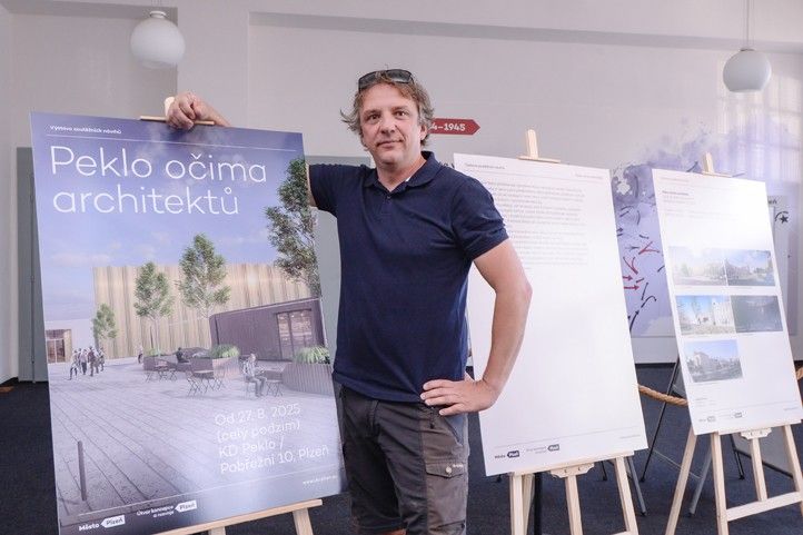 Vernisáž výstavy (fotografie: M. Pecuch) 250827_Vystava_soutez_KD_Peklo_1