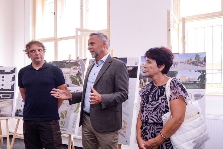 Vernisáž výstavy (fotografie: M. Pecuch) 250827_Vystava_soutez_KD_Peklo_2