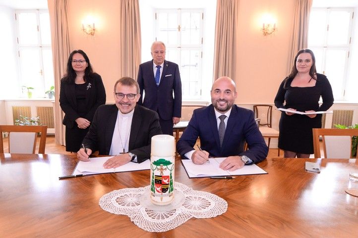 250930_Podpis_smlouva_Biskup_u_jeziska_1