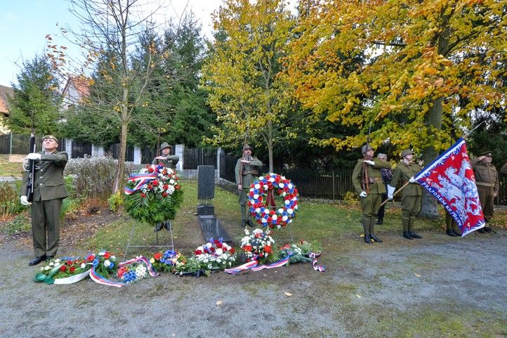 Fotografie: M. Pecuch 251031_Pamatnik_Eret_3