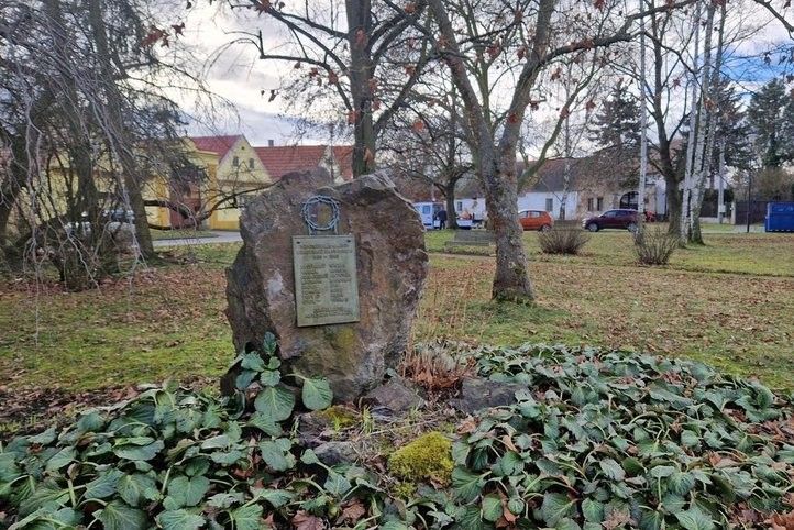 Začíná přeměna Křimického námětí. Fotografie: I. Tolarová 251128_uprava_krimicke_namesti_02