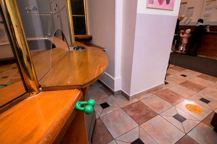 Instalované držáky na hole v budově úřadu (fotografie: M. Pecuch) 260421_Drzaky_na_hole_4