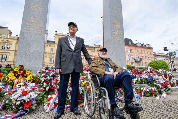 Vzpomínkový akt u Díky, Ameriko! (fotografie: M. Pecuch) 260506_Slavnosti_svobody_Diky_Ameriko_4
