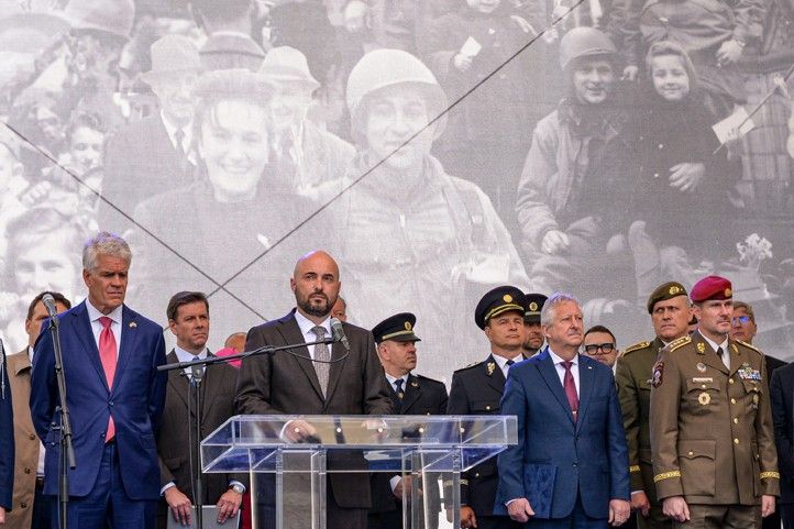 Vzpomínkový akt u Díky, Ameriko! (fotografie: M. Pecuch) 260506_Slavnosti_svobody_Diky_Ameriko