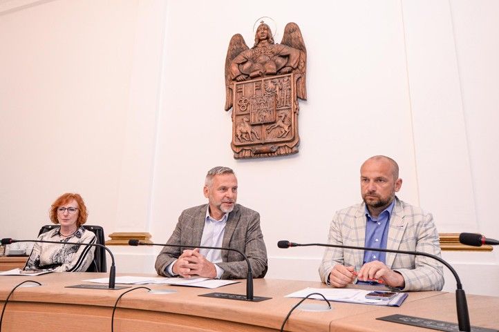 Setkání na plzeňské radnici (fotografie: M. Pecuch) 260507_Sertkani_EK_ITI_1