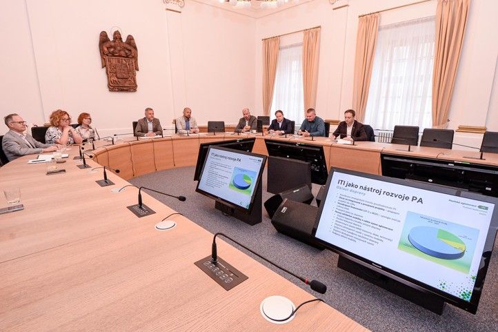 Setkání na plzeňské radnici (fotografie: M. Pecuch) 260507_Sertkani_EK_ITI_3