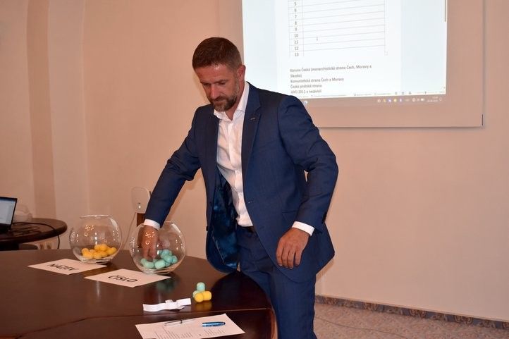 Losování pořadí volebních stran. Fotografie: M. Krausová 260826_Losovani_Kandidati_Volby_1