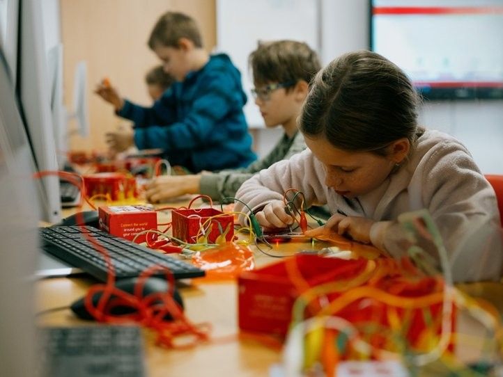 Centrum robotiky nabízí zájmové kroužky na následující školní rok. Fotografie: SITMP 260828_Krouzky_Centrum_Robotiky_1