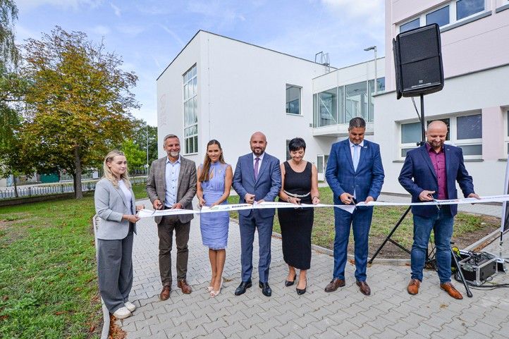 Slavnostní otevření přístavby a nástavby 26. ZŠ (fotografie: M. Pecuch) 260901_26_ZS_pristavba_1