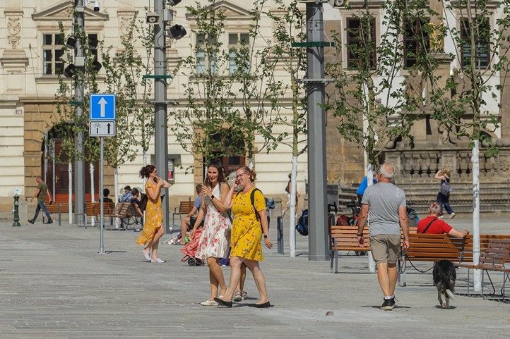 Rekonstruované náměstí Republiky (fotografie: Z. Vaiz) 260915_Namesti_Republiky_stromy_1