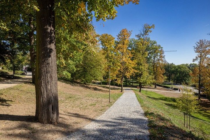 Fotografie: R. Muchka 261001_Lochotinsky_park_4