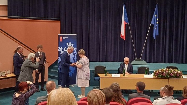 PhDr. Jitka Janečková při slavnostním předávání medaile (zdroj: amp.plzen.eu) 261020_Janeckova_archiv_medaile_1